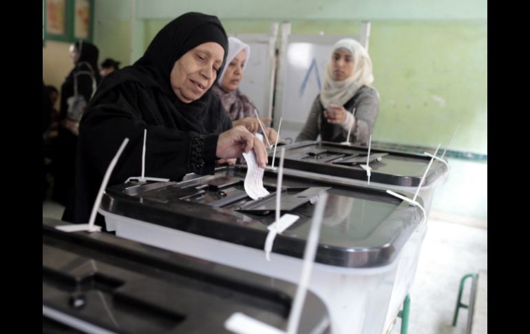 Una mujer introduce su papeleta de voto sobre el referéndum constitucional en El Cairo. ARCHIVO /