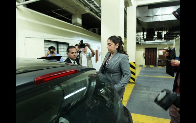 Ayón se acerca a su auto tras salir del Ayuntamiento.  /