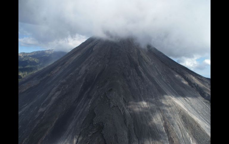 La extrusión de lava provoca derrumbes sobre lado oeste del volcán, con una frecuencia de siete a diez diarios.  /