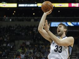 Gasol tira durante el partido ante Thunder. AP /