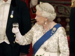 Joyas, vinos de alta gama y una tarjeta de transporte público fueron algunos de los regalos que la reina Isabel II recibió en 2013. ARCHIVO /