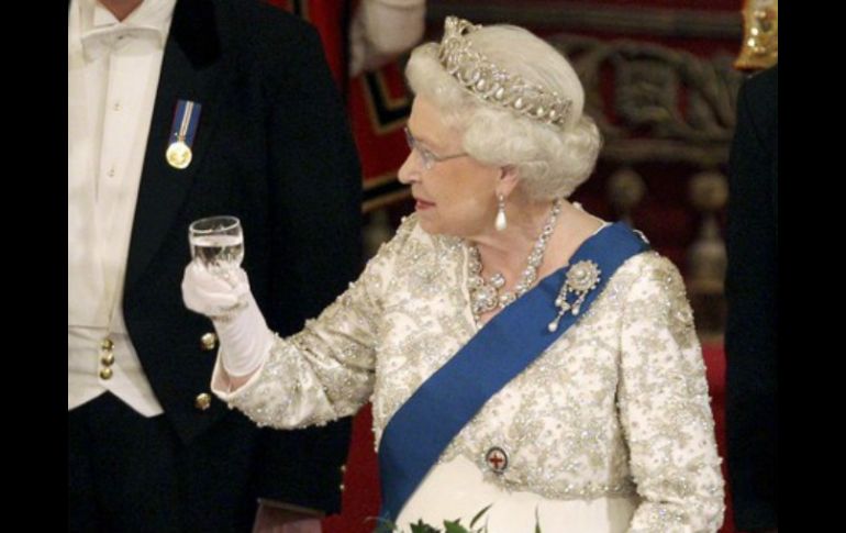 Joyas, vinos de alta gama y una tarjeta de transporte público fueron algunos de los regalos que la reina Isabel II recibió en 2013. ARCHIVO /