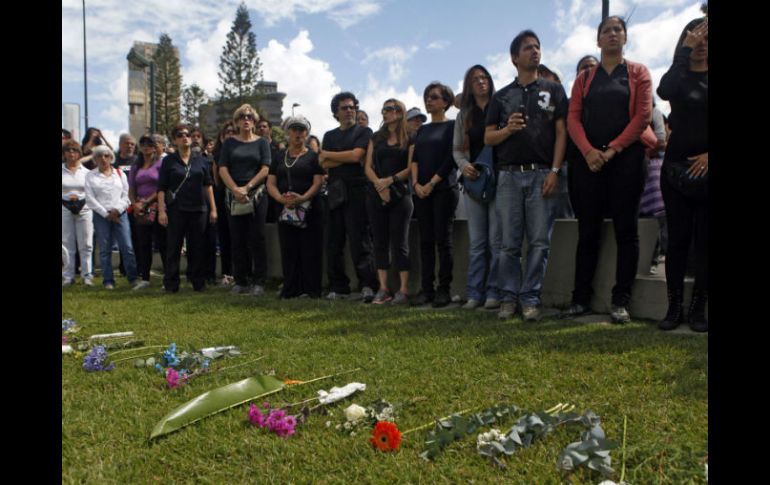 En el país sudamericano se realizó la reconstrucción del crimen de la Miss, donde participaron ciudadanos llevando flores. AFP /