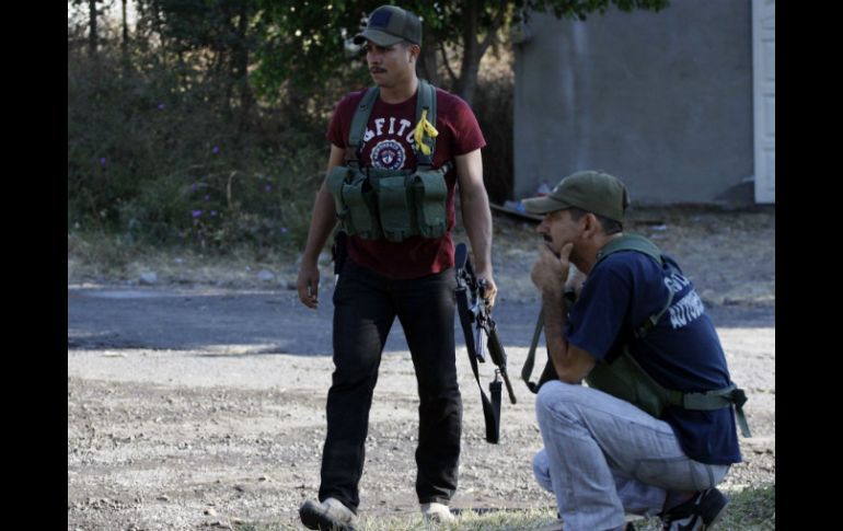 El líder del PAN dice que las autodefensas ''surgieron con este gobierno y son la expresión de la frustración de la población''. AFP /