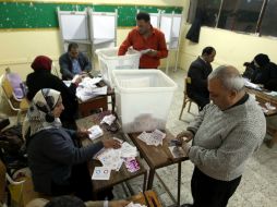 Oficiales egipcios realizan el conteo de votos por el referendo por una nueva constitución en Egipto. EFE /