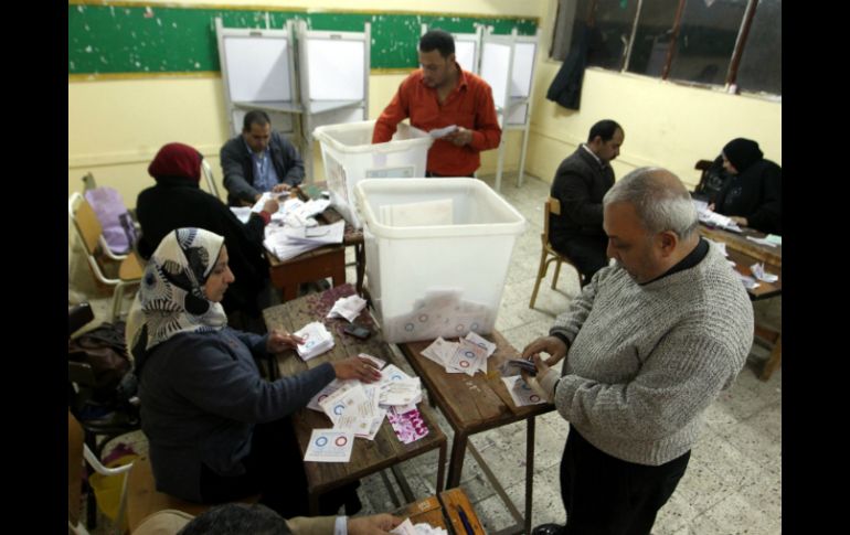 Oficiales egipcios realizan el conteo de votos por el referendo por una nueva constitución en Egipto. EFE /