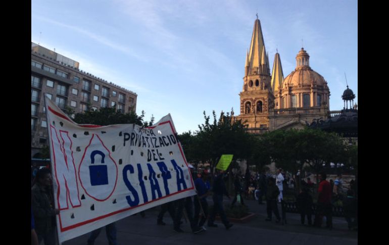 Los trabajadores estuvieron frente a Palacio de Gobierno.  /