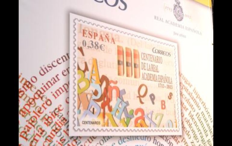 En el sello aparecen letras sueltas del abecedario y tres ejemplares del Diccionario de la Real Academia Española. ESPECIAL /