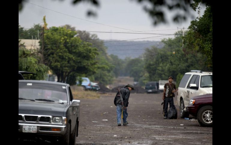 Una camioneta de las que dejaron presentaba abolladuras por probables esquirlas de granada e impactos de bala. AP /