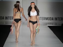 Paola Amador y Poly apuesta con bikinis que juegan con los contrastes, en la línea black & white.  /