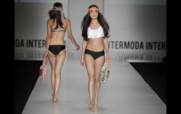 Paola Amador y Poly apuesta con bikinis que juegan con los contrastes, en la línea black & white.  /