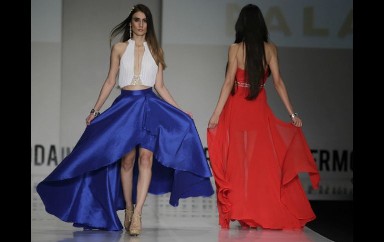 Paradise apostó por vestidos que ayudan a resaltar las curvas femeninas mediante efectos drapeados.  /