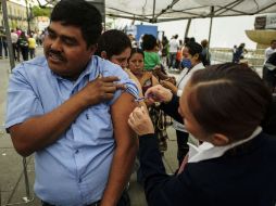 Insisten en que la gente debe acudir a vacunarse contra la influenza.  /