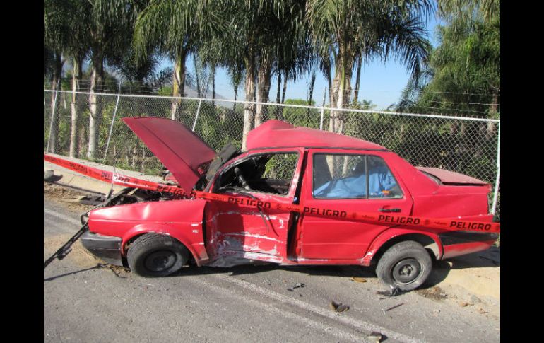 Un automóvil Volkswagen Jetta rojo de modelo atrasado, fue impactado sobre su costado derecho en los carriles que van al sur.  /