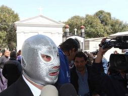 El Hijo del Santo, junto con familiares y amigos, acuden a dar el último adiós al presidente del CMB, José Sulaimán. NTX /