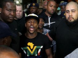 Floyd Mayweather Jr. se encuentra en Sudáfrica. AP /