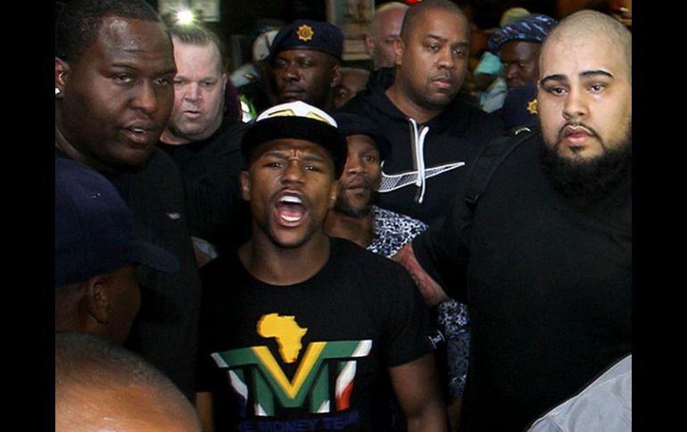 Floyd Mayweather Jr. se encuentra en Sudáfrica. AP /