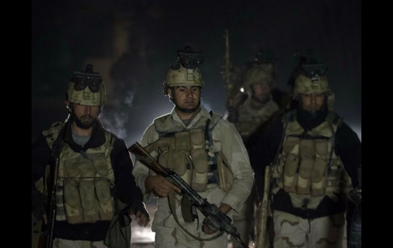 Soldados afganos resguardan la zona de la explosión. AFP /
