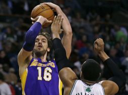 Jared Sullinger (7) intenta detener un disparo de Pau Gasol (16), durante el segunda mitad del partido. AP /