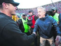 Los entrenadores de San Francisco y Seattle, Jim Harbaugh (izq) y Pete Carroll (der), se han enfrentado desde el futbol colegial. AP /