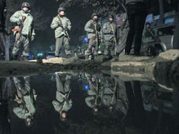 Policías afganos vigilan de cerca el lugar de la explosión en Kabul, donde murieron al menos 14 personas, entre ellos agentes de ONU. AFP /