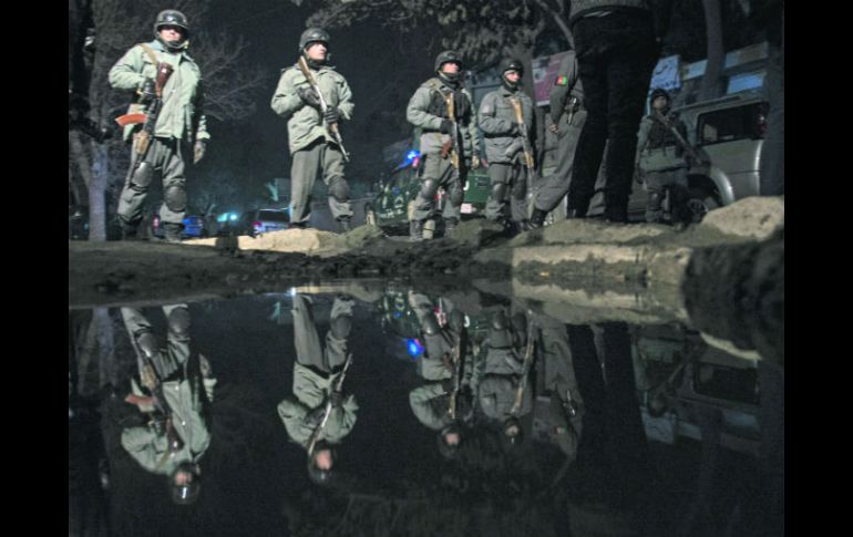 Policías afganos vigilan de cerca el lugar de la explosión en Kabul, donde murieron al menos 14 personas, entre ellos agentes de ONU. AFP /