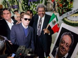 Julio César Chávez  (izq) y Don King (centro) son dos de las figuras del boxeo que se han dado cita en el lugar. SUN /