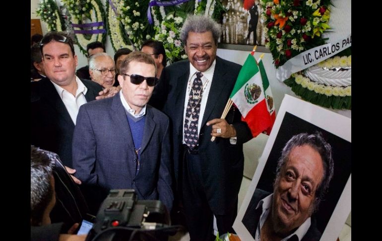 Julio César Chávez  (izq) y Don King (centro) son dos de las figuras del boxeo que se han dado cita en el lugar. SUN /