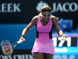 Serena Williams busca una respuesta luego de la sorpresiva derrota en el Abierto de Australia. AFP /