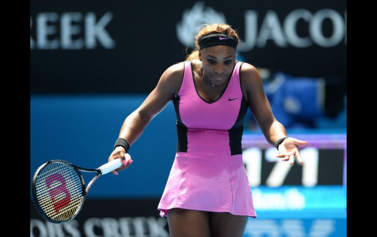 Serena Williams busca una respuesta luego de la sorpresiva derrota en el Abierto de Australia. AFP /