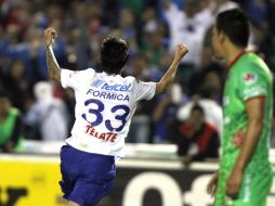 Formica (33) celebra su primer gol con la playera del Cruz Azul. NTX /