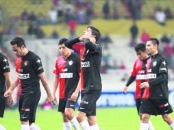 Edson Rivera (centro) se lamenta al abandonar la cancha del Jalisco tras la derrota del Atlas ante el Atlante.  /