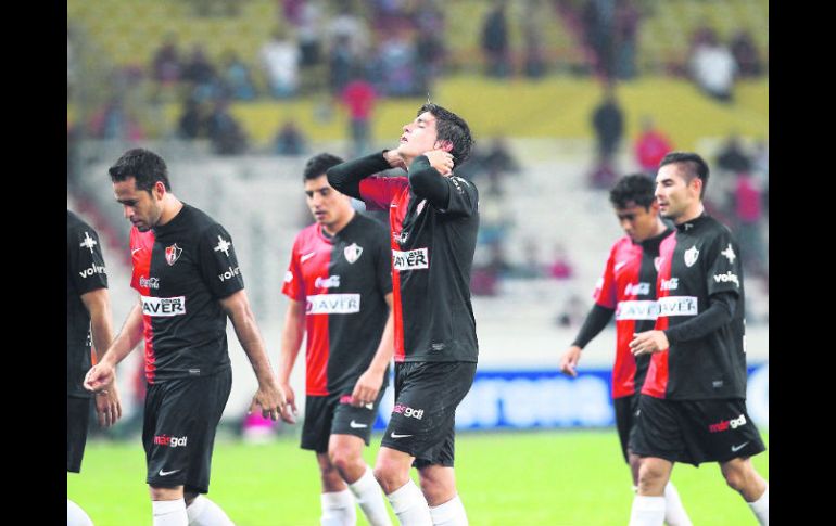 Edson Rivera (centro) se lamenta al abandonar la cancha del Jalisco tras la derrota del Atlas ante el Atlante.  /