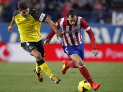 El defensa del Sevilla Daniel Filipe (i) y Diego Godín del Atlético de Madrid (d) durante el partido. EFE /