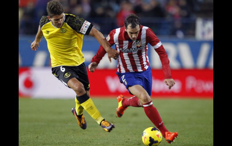 El defensa del Sevilla Daniel Filipe (i) y Diego Godín del Atlético de Madrid (d) durante el partido. EFE /