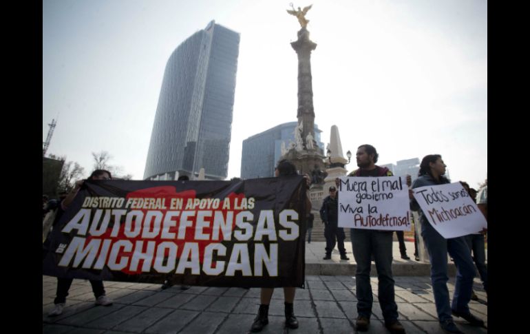 Alrededor de 50 manifestantes se movilizan en contra de la violencia que se vive en Michoacán. SUN /