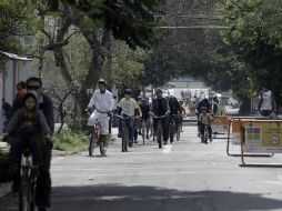 La calle Simón Bolívar transitada por algunos paseantes.  /