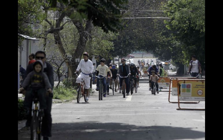 La calle Simón Bolívar transitada por algunos paseantes.  /