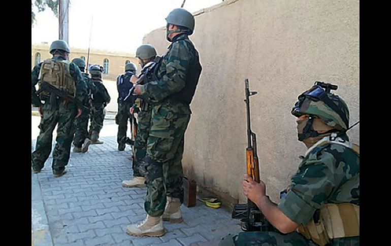 Soldados iraquíes toman posición en las calles de la ciudad de Ramadi. AFP /