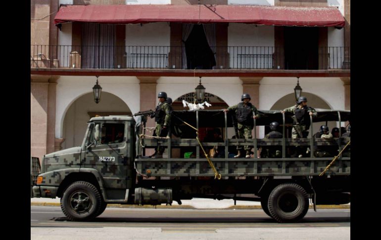 El Palacio Municipal de Apatzingán continúa resguardado por elementos del Ejército y de la PF. SUN /