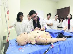 Los laborarios de la carrera de medicina están totalmente equipados para que los estudiantes aprendan a partir de situaciones reales.  /