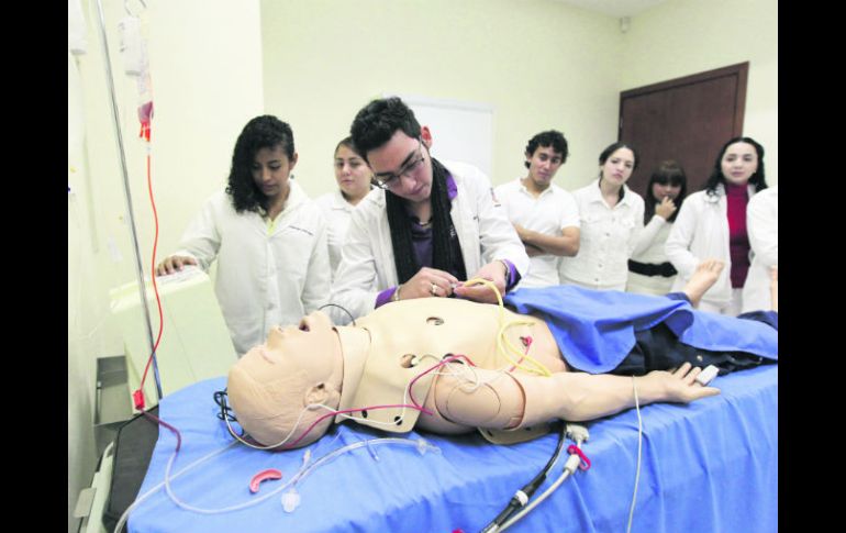 Los laborarios de la carrera de medicina están totalmente equipados para que los estudiantes aprendan a partir de situaciones reales.  /