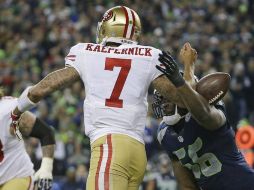 Kaepernick (7) fue el responsable directo de la derrota al entregar tres balones en la parte final del juego. AP /