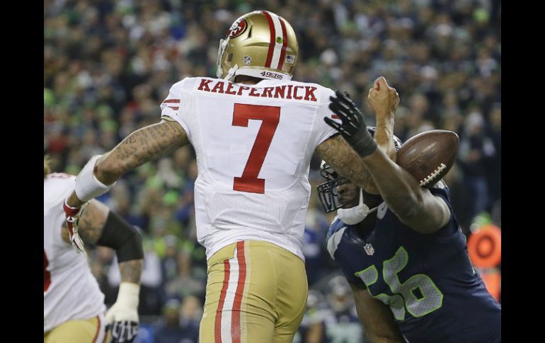 Kaepernick (7) fue el responsable directo de la derrota al entregar tres balones en la parte final del juego. AP /