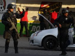 Policías federales detienen a dos presuntos miembros del grupo delictivo de Los Caballeros Templarios. EFE /