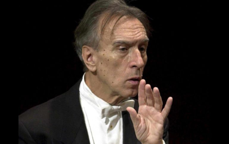 Claudio Abbado, uno de los directores de orquesta más célebres de Italia, falleció hoy en su apartamento de Bolonia, a los 81 años. EFE /