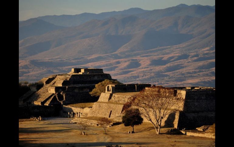 La zona arqueológica recibe aproximadamente 700 mil visitantes por año. ARCHIVO /