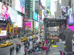 En pleno corazón de Times Square, unos trabajadores arman un andamio para una televisora. AP /