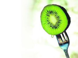 El kiwi es uno de los alimentos que ayudan a tu cuerpo ya que normaliza los niveles de colesterol  /