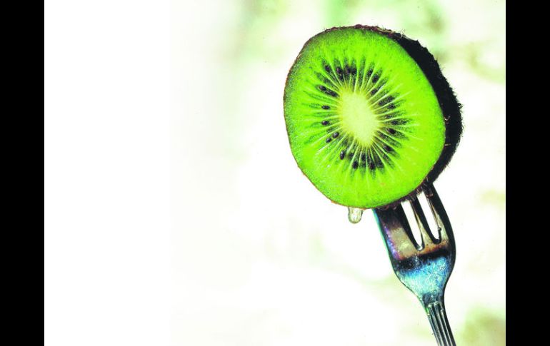 El kiwi es uno de los alimentos que ayudan a tu cuerpo ya que normaliza los niveles de colesterol  /